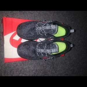 Nike Roshe Run Sneakers